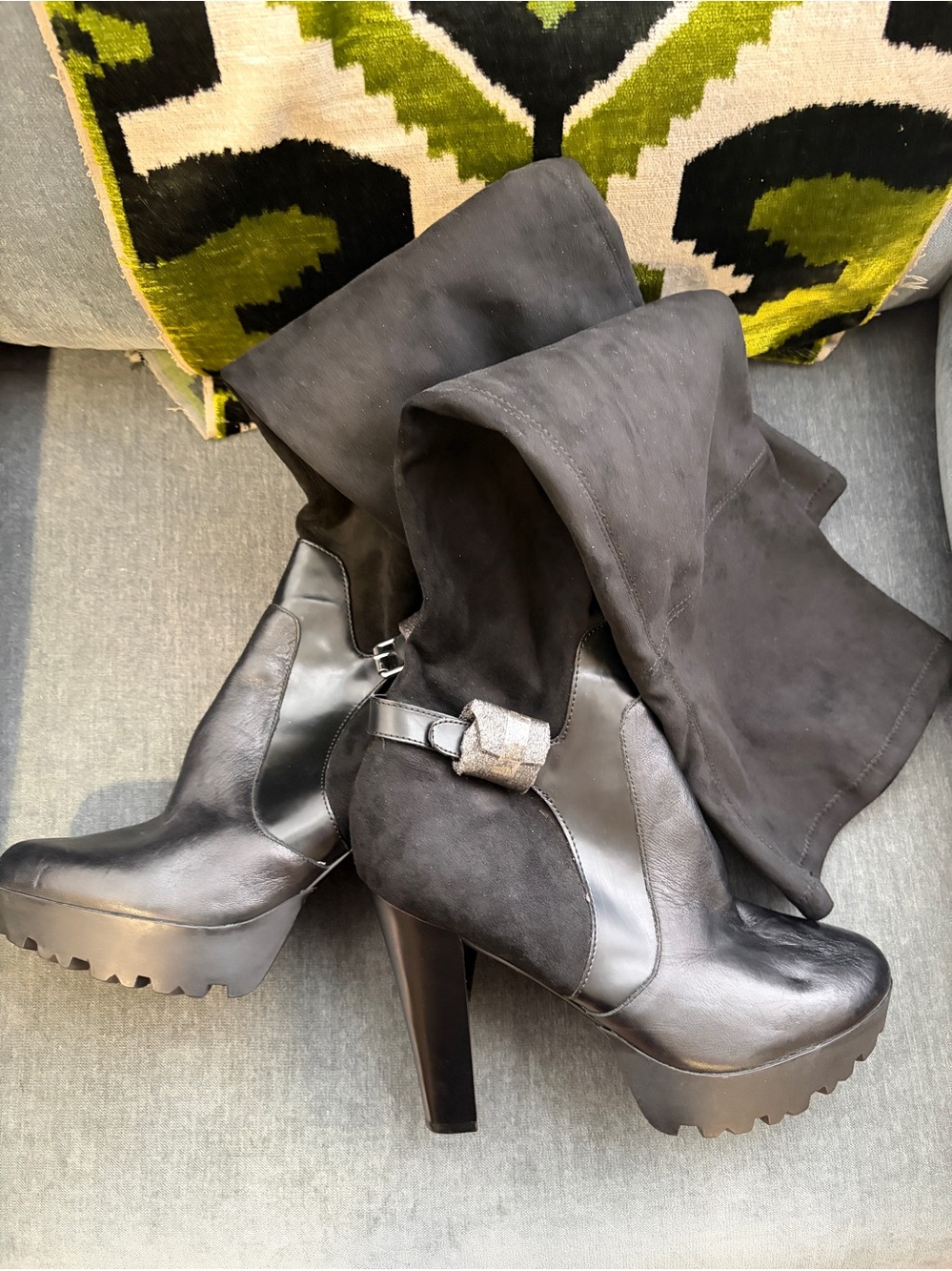 GUESS OVER THE KNEE BOOTS SIZE 9